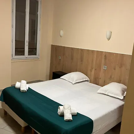 Hotell Arcotel 4 Minutes Du Palais Des Festivals - New Management New Team - Old Revievv
