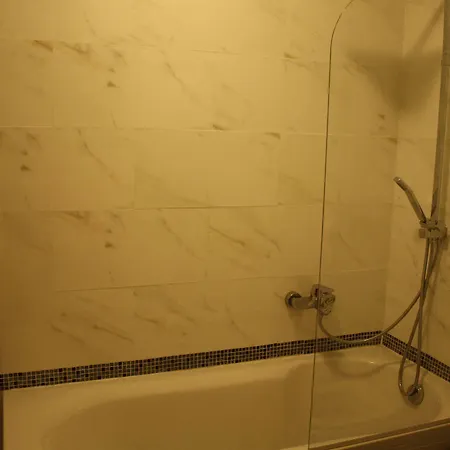Hotell Arcotel 4 Minutes Du Palais Des Festivals - New Management New Team - Old Revievv Cannes