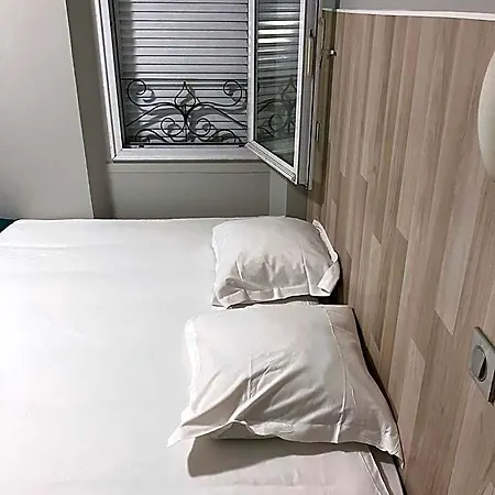 Hotel Arcotel 4 Minutes Du Palais Des Festivals - New Management New Team - Old Revievv