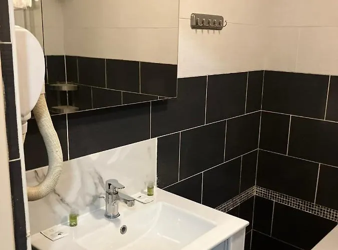 Arcotel 4 Minutes Du Palais Des Festivals - New Management New Team - Old Revievv Hotel 2*