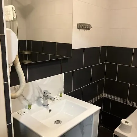 Arcotel 4 Minutes Du Palais Des Festivals - New Management New Team - Old Revievv Hotel 2*