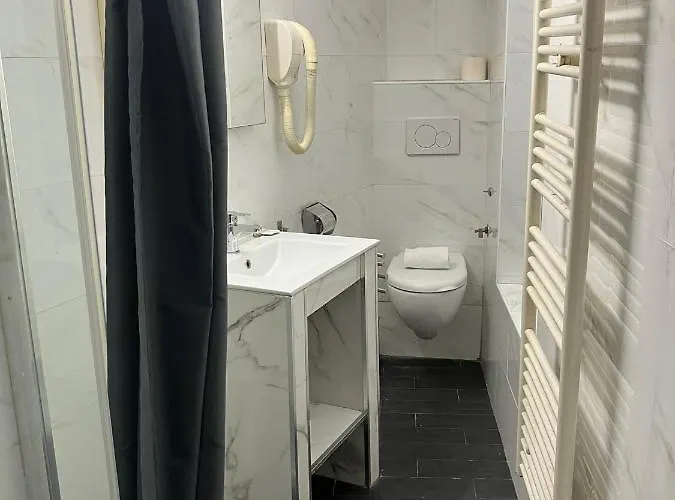 Hotel Arcotel 4 Minutes Du Palais Des Festivals - New Management New Team - Old Revievv 2*