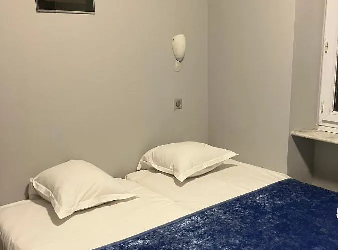 Hotel Arcotel 4 Minutes Du Palais Des Festivals - New Management New Team - Old Revievv